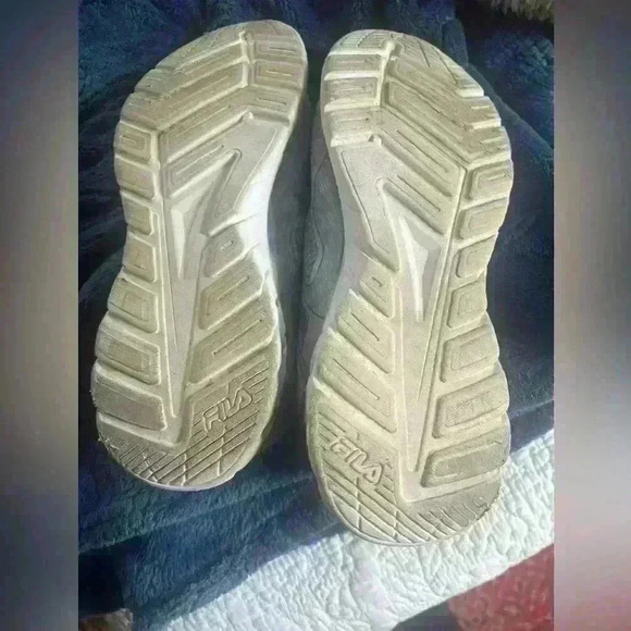 Fila ladies tennis shoe. Size 11. Excellent condition Light blue and white clean - Picture 5 of 10